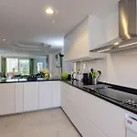 Frontline Paradise Townhouse Εστεπόνα