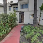 Frontline Paradise Townhouse * Εστεπόνα