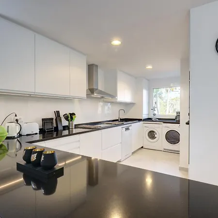 Frontline Paradise Townhouse Εστεπόνα